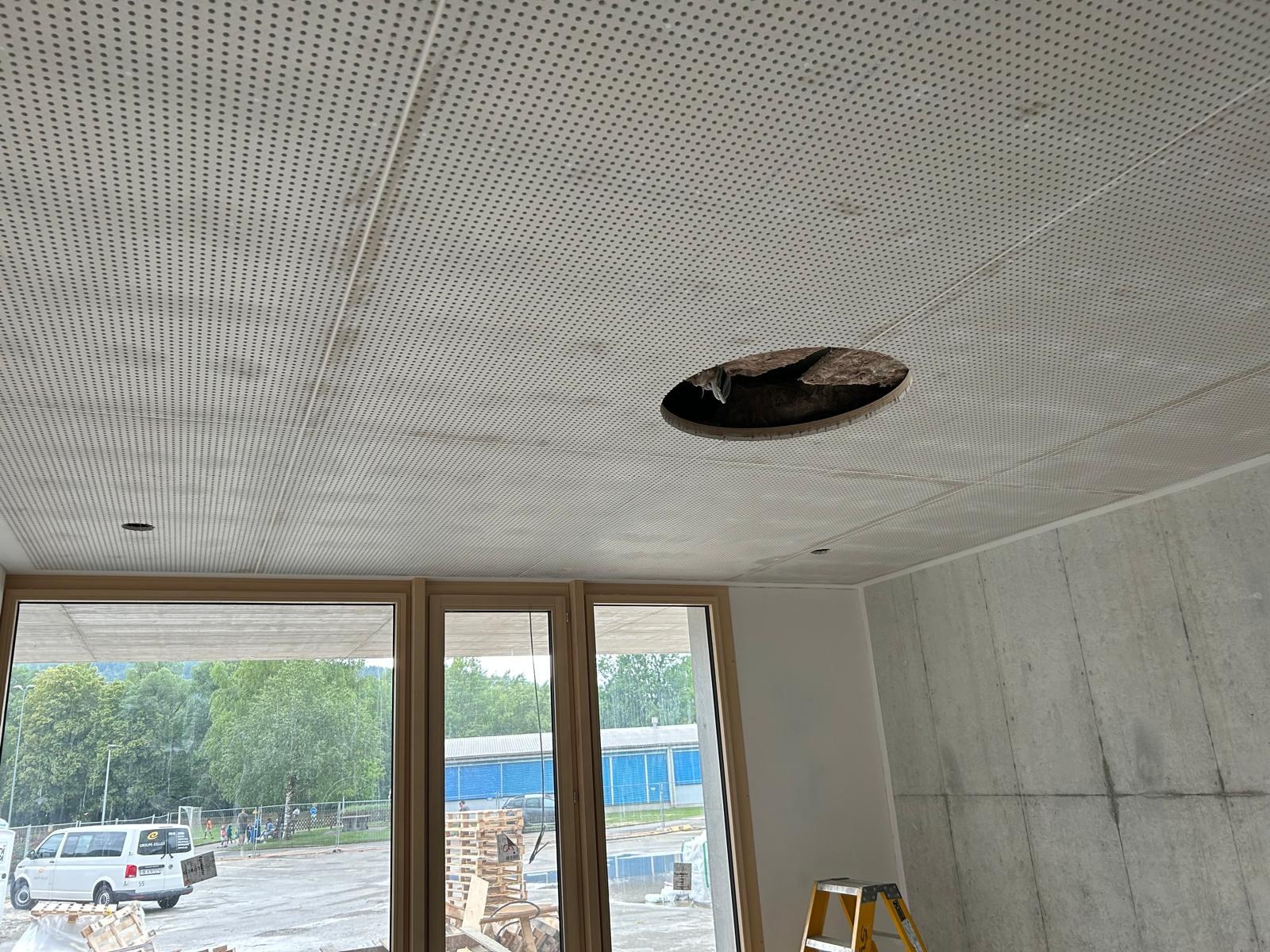 Verspachtelte Plattenstösse zwischen den perforierten Flächen.