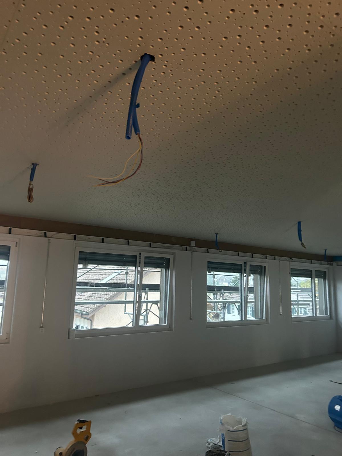Akustikdecke mit vorbereiteten Elektroinstallationen