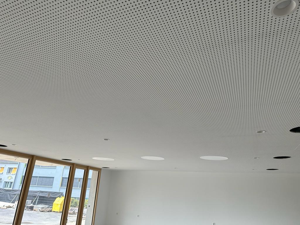 Ansicht der hellen Akustikdecke entlang der Fensterfront.