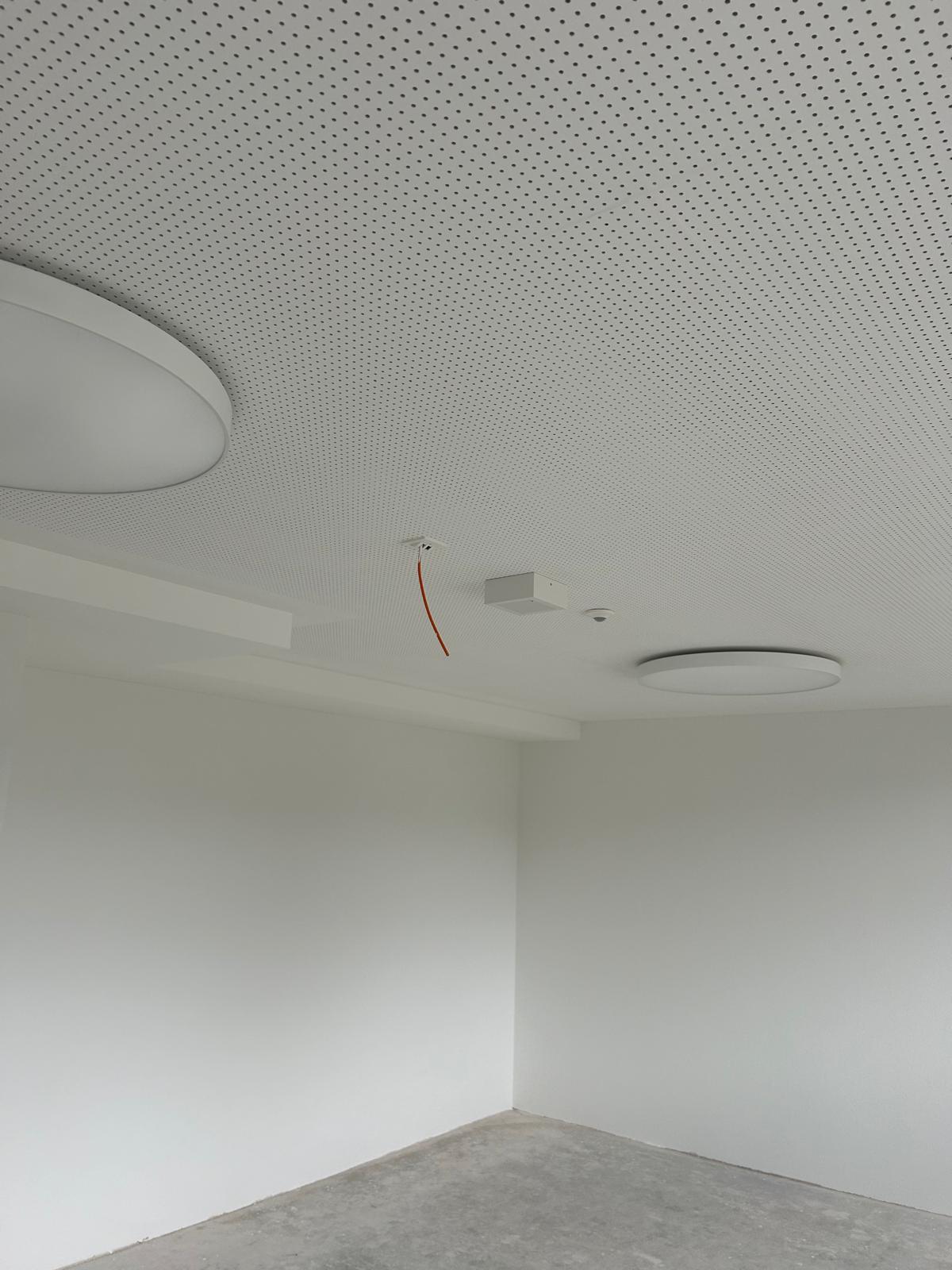 Fertig gestrichener Raum mit Akustikdecke
