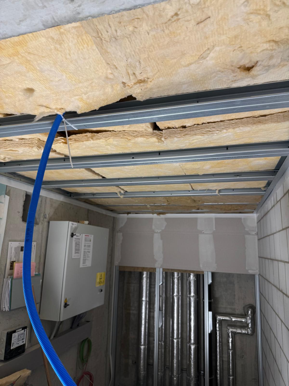 Metallunterkonstruktion einer abgehängten Decke mit Mineralwolldämmung