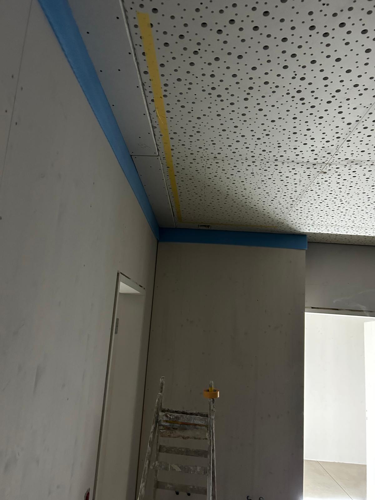 Montage gelochter Akustikplatten an einer Decke